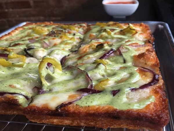 Nhiều năm về trước, có đến 74,3% người Ý dùng bữa trưa tại nhà. Điều này là khả thi bởi giờ nghỉ trưa của công nhân viên ở một số thị trấn là khá dài, từ 1h30 tới 3h, có khi đến 3h30. Đối với những nhân viên ăn trưa tại văn phòng, thịt quay, pizza và salad sẽ là những lựa chọn phổ biến. Hiện nay, phong cách ăn trưa tại bàn làm việc trở nên phổ biến hơn trong giới văn phòng ở Ý, và bữa trưa thường được gói gọn trong hộp.