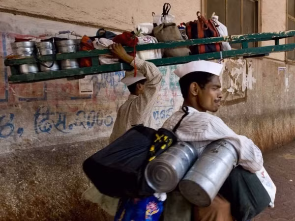 Bữa trưa của những nhân viên Ấn Độ thường được cho vào cà-mên bằng thép không gỉ. Bữa trưa bao gồm cơm, thịt cay, đậu khô, cà ri, rau củ và bánh mì dẹp Chapati.