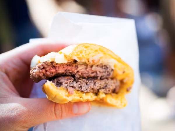 Những nhân viên văn phòng bận rộn ở Úc thường lựa chọn bữa trưa tiện lợi để có thể vừa ăn vừa làm, trong đó hamburger, sandwich, món cuộn, xúc xích là những lựa chọn phổ biến. Tỉnh thoảng, họ cũng tự chuẩn bị bữa trưa tại nhà, nhưng phần lớn giới văn phòng lựa chọn mua bữa trưa từ các cửa hàng.