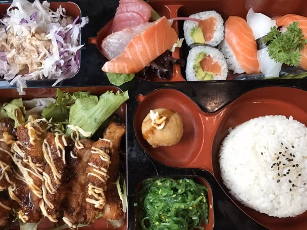 Một trong những hình thức ăn trưa phổ biến nhất ở Nhật là cơm hộp (hay còn gọi là bento). Mỗi hộp bento thường chia làm nhiều phần, bao gồm cá hay thịt cùng với rau củ muối hoặc nấu chín. Hộp bento thường được làm từ gỗ, nhôm hay nhựa và được gói trong một tấm vải để giữ nóng cho món ăn. Ngoài được tự chuẩn bị ở nhà, bento cũng được bán ở nhà hàng, cửa hàng tiện lợi và thậm chí trên tàu.