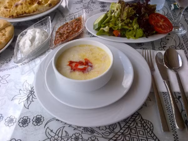 Giống như Brazil, những nhân viên văn phòng ở Kenya xem giờ ăn trưa là cơ hội để “trốn” khỏi văn phòng. Phần lớn người Kenya không ăn sáng trước giờ làm, nhưng lại ăn trưa một cách hoành tráng. Họ dành hẳn một giờ để ăn trưa tại các nhà hàng, và thường đi theo nhóm từ 3 đến 8 người. Một bữa trưa thịnh soạn thường có cá rán, thi thoảng có đầu cá hay dạ dày bê hầm.