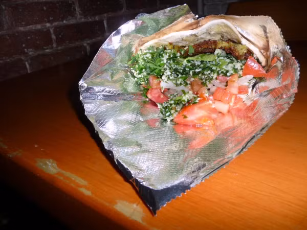 Ở Các tiểu vương quốc Ả Rập thống nhất, thịt heo không bao giờ được dùng trong bữa trưa vì vấn để tôn giáo. Thay vào đó, thịt gà, thịt bò, thịt cừu và cả thịt lạc đà được tiêu thụ rộng rãi ở Dubai và nhiều thành phố khác. Giá thực phẩm ở Dubai khá đắt đỏ, nên giới văn phòng ở đây thường lựa cọn những món ăn đường phố, như falafel hay musakhan (bánh mì dẹp với gà quay).