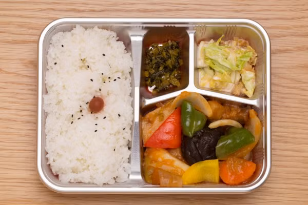 Ở Trung Quốc và Đài Loan, nhiều nhân viên văn phòng thường tự chuẩn bị cơm hộp để ăn trưa. Một hộp cơm thông thường có 4 ngăn: Một để đựng cơm và thịt hay trứng, ba ngăn còn lại để đựng bánh bao, tàu hũ ky, gừng muối hay rau củ hấp.