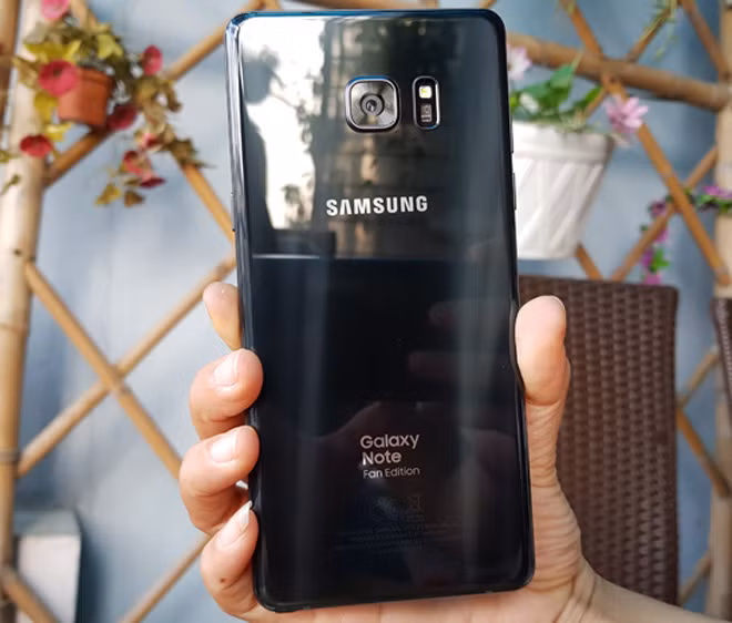 Đánh giá Galaxy Note FE: Thiết kế xuất sắc, giá mềm - Hình 2 Danh gia Galaxy Note FE: Thiet ke xuat sac, gia mem-Hinh-2