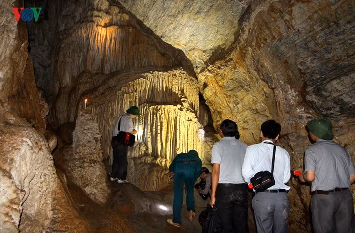 Nhiều hang động ở Lai Châu có chiều dài dự báo gần chục km mà đến nay chưa ai có thể đi hết được đến cuối động.