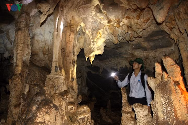 Các hang động trên đều thuộc dãy núi Hoàng Liên Sơn và Pu Sam Cáp nổi tiếng Tây Bắc.