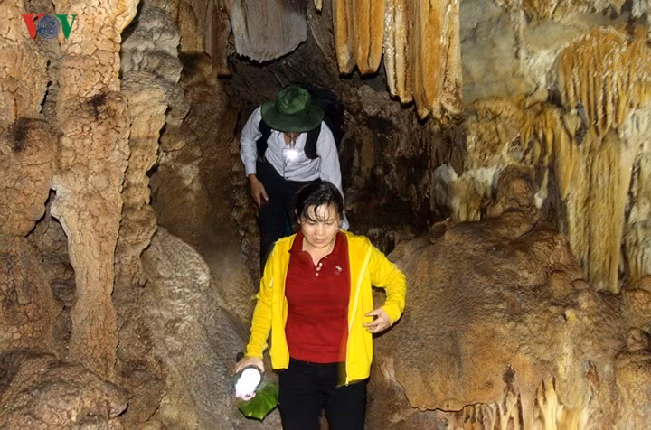 Tại thành phố Lai Châu, hệ thống hang động trên dãy núi Pu Sam Cáp với một quần thể hang động có diện tích rộng và nếu muốn khám phá hết, du khách phải mất một tuần.