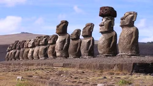 2. Đảo Phục Sinh “Phục Sinh Đảo " hay "Đảo Phục Sinh" là một trong những nơi bị cô lập nhất trên thế giới và nằm các xa bờ biển Chile ở Nam Thái Bình Dương hàng ngàn dặm. Điều khó hiểu nhất về hòn đảo này là mọi người có thể sống ở đây và xây dựng những tảng đá lớn quanh đảo.