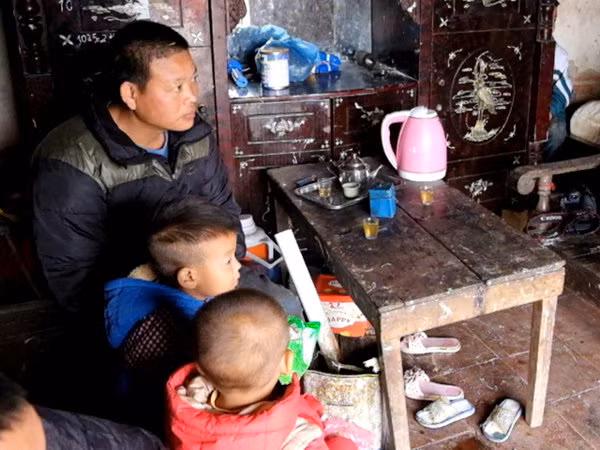 Vo mat khi mang thai, "ga trong" Hung Yen gong minh nuoi 8 con tho