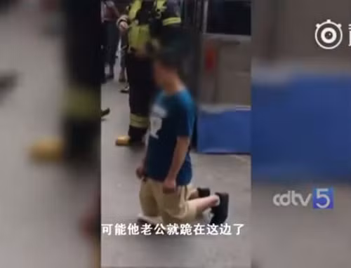 Vo om con dinh nhay lau tu tu, chong quy xuong khoc loc xin loi-Hinh-2