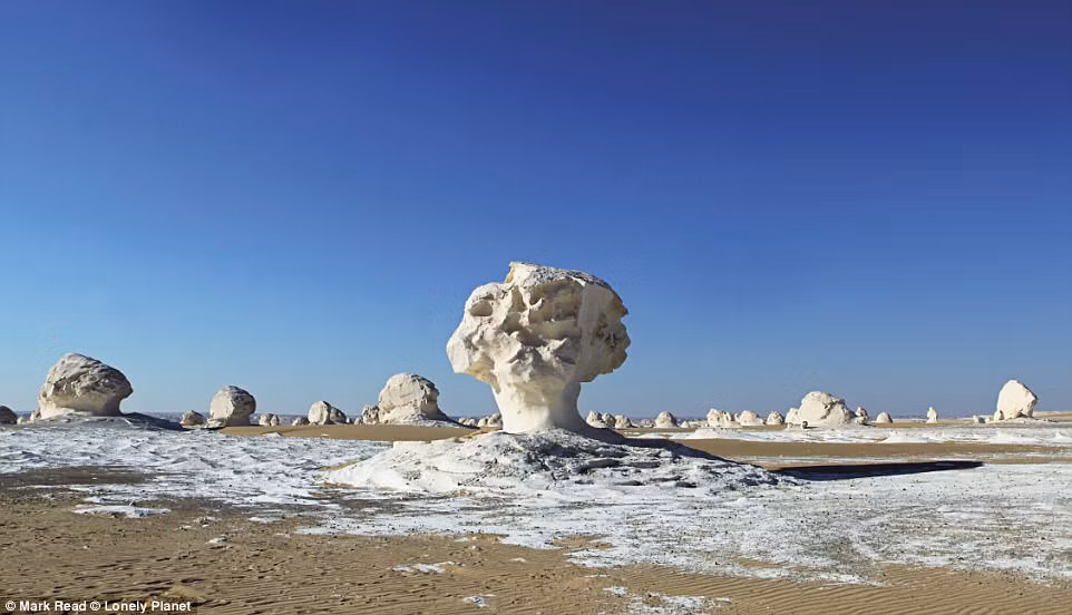 Sa mạc trắng ở Ai Cập là kết quả của hàng trăm năm xói mòn, kết hợp với những cơn bão cát trắng dữ dội. Các khối đá canxi có hình dạng lạ lùng khiến nơi đây giống như một hành tinh khác.