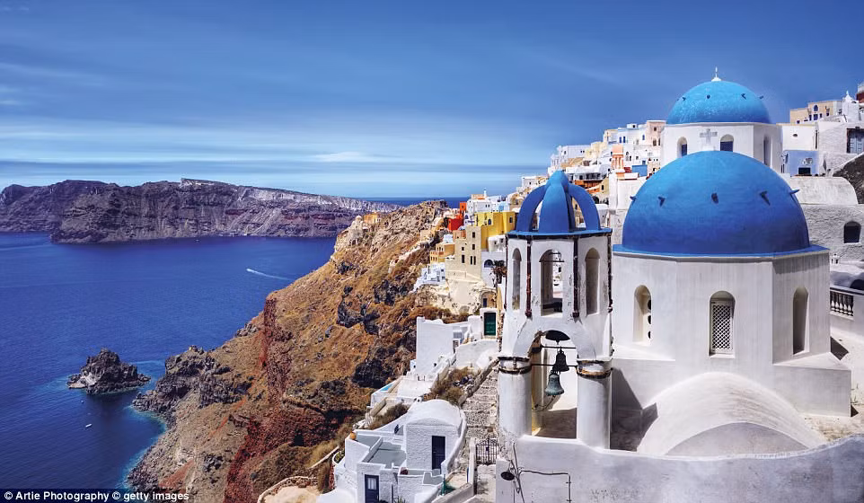 Santorini nằm trong quần đảo Cyclades của Hy Lạp ở biển Aegea. Vụ phun trào núi lửa vào thế kỷ 16 trước Công nguyên đã tạo nên địa hình hiểm trở ở nơi đây.