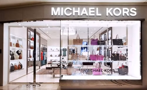 Tung duoc nhieu sao san tim, tui Michael Kors gio e bat ngo!