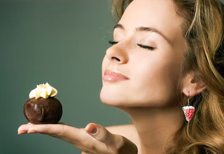 Phụ nữ có nhiều thụ quan cảm nhận vị ngọt ở lưỡi hơn nam giới. (Ảnh: depositphotos.com)