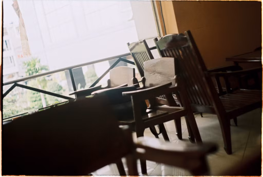 Điều đặc biệt ở đây là bạn sẽ được nghe nhạc bằng radio qua băng cassette với hầu hết là dòng nhạc trữ tình xưa.