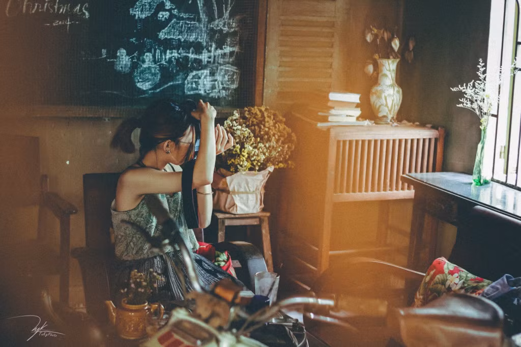 Dùng màu nâu và vàng làm màu chủ đạo, vì vậy, bạn sẽ cảm thấy cảm giác thân thuộc và ấm áp khi đến nơi đây. Đừng quên trải nghiệm cảm giác thả mình trong không gian hoài cổ, uống chút bia, nghe nhạc xưa khi lựa chọn địa điểm này.