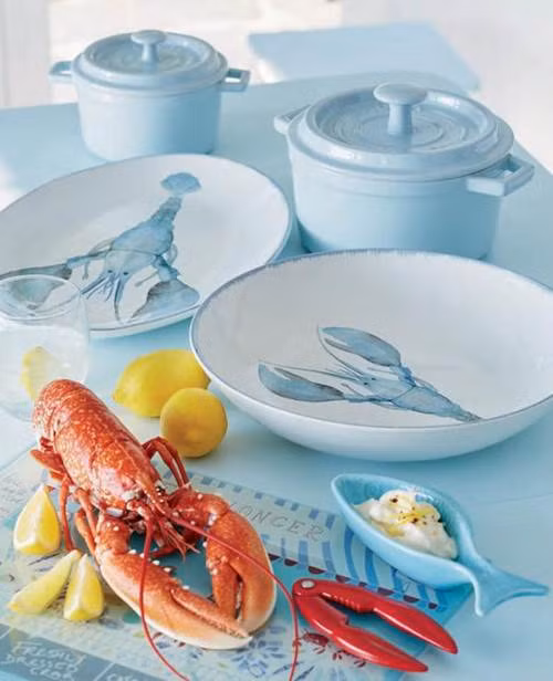 Ăn cơm bằng bộ bát đĩa này cũng khó lòng quên được mùi vị của biển cả.