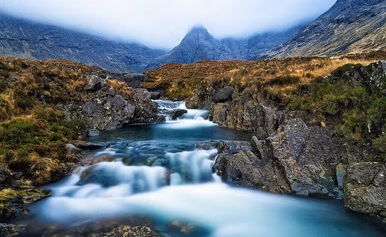 3. Hồ Thần Tiên (Fairy Pools) ở đảo Skye – Scotland Nếu bạn đang có ý định xách ba lô lên và đi tới Scotland hoặc đang lên kế hoạch cho một chuyến thăm quan đảo Skye, thì lời khuyên chân thành nhất dành cho bạn là hãy ghé qua nơi được mệnh danh là chốn hồ tiên cảnh Fairy Pools. Fairy Pools nằm ở vùng đồi Cuillins, đảo Skye thuộc Scotland. Fairy Pools là tập hợp nhiều hồ cùng các thác nước trong veo, lạnh buốt được hình thành khi dòng sông Allt Coir ‘Mhadaidh’ đổ từ chân núi Black Cuillins xuống thung lũng Glen Brittle.