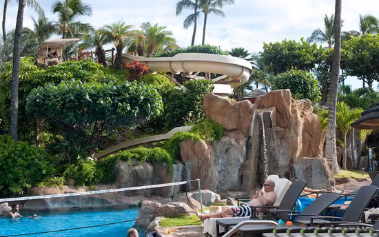 2. Khu Resort &amp; Spa Westin Maui – Hawaii Hãy sẵn sàng để bị choáng ngợp ngay từ sảnh chính của khu nghỉ dưỡng Kaanapali, bạn sẽ được chào đón với không gian vô cùng tươi mát của những thác nước và hồ bơi. Những cảnh quan ấn tượng, dịch vụ thân thiện, khu spa không thể tuyệt vời hơn cũng những hồ bơi cực kỳ hoành tráng là những điểm nổi bật của nơi này. Một trong những địa danh tuyệt vời nhất thế giới này trải dài, nằm dọc theo bờ biển xanh, cát trắng, nắng vàng của bãi biển Ka'anapali tuyệt đẹp.