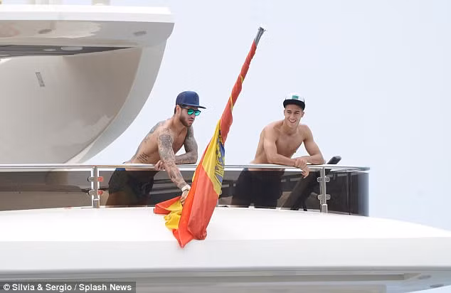 Dàn sao Real thuê hẳn một du thuyền hạng sang để phục vụ kỳ nghỉ. Sergio Ramos không quên cắm lên thuyền lá cờ có biểu tượng của đội bóng Hoàng gia.