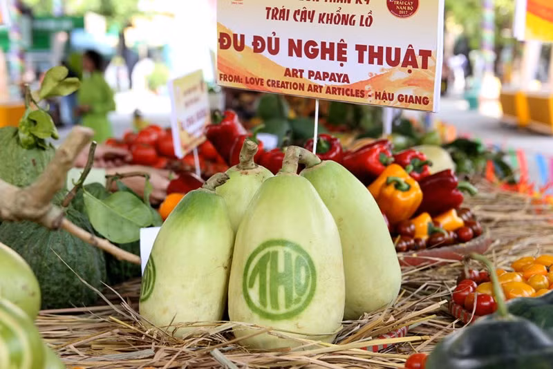 Đu đủ nghệ thuật khắc chữ Phúc - Lộc - Thọ.