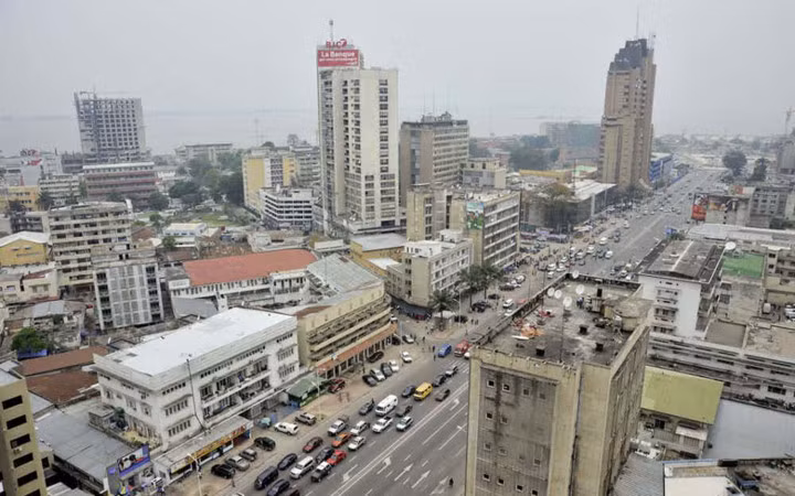 Cộng hòa Dân chủ Congo là một trong những nước có nguồn tài nguyên thiên nhiên dồi dào bậc nhất thế giới. Tuy nhiên, phần lớn nước này đều có cơ sở hạ tầng kém phát triển, bất ổn chính trị và tham nhũng hoành hành. Mức lương theo giờ cho một người ở đây là 0,2 USD, tương đương với 472 USD/năm.