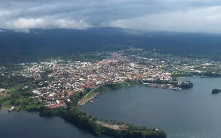 Guinea-Bissau là một trong những quốc gia có GDP đầu người thấp nhất thế giới, với 2/3 dân số luôn sống trong cảnh nghèo đói. Nông nghiệp là động lực chính của kinh tế nước này. Mức lương tối thiểu của người lao động tại đây chỉ khoảng 0,17 USD/ giờ, tương đương với 30 USD/tháng