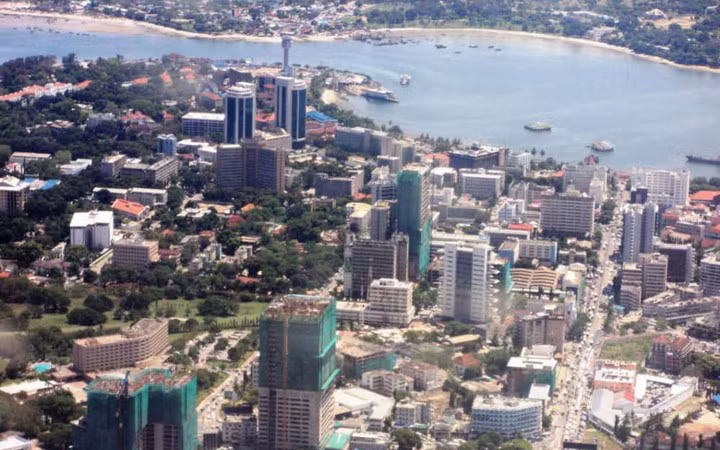 Tanzania là quốc gia từng là thuộc địa của Anh tại châu Phi. Đây là quốc gia có nền kinh tế đang phát triển với cơ sở hạ tầng còn hạn chế. Dù có chi phí sinh hoạt thấp nhưng đa số người dân Tanzania sống trong nghèo đói. Mức lương tối thiểu tại đây là 0,1 USD/giờ, tương đương 240 USD/năm.