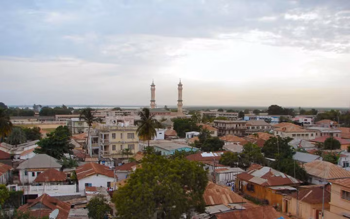 Gambia là một trong những quốc gia nhỏ nhất ở Châu Phi. Điều thú vị tại Gambia là cuối tuần bắt đầu từ thứ 5 tới thứ 7, đây là tin tốt cho người lao động nhưng lại khá tệ cho chủ doanh nghiệp. Mức lương tối thiểu của lao động là 0,13 USD/giờ, tương đương 317 USD/năm.