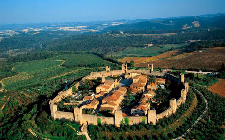 Liberia được cho là người bạn thân thiết nhất của Hoa Kỳ ở Châu Phi. Liberia có giá lao động tương đối thấp, chỉ 0,17 USD/giờ, tương đương khoảng 435 USD/năm.