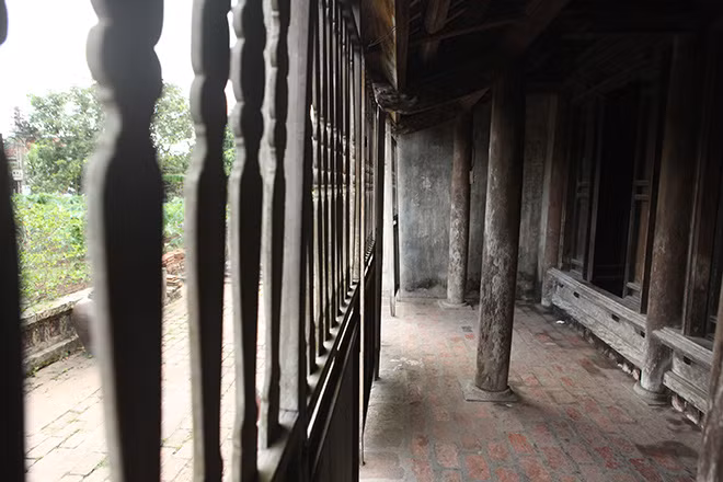 Cửa ghép bức bàn, ngoài hiên có một hàng dãi dùng (hay còn gọi là tấm liếp) chống nắng và mưa được làm bằng gỗ.