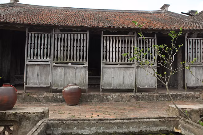 Nhà có 3 gian theo truyền thống người Việt Nam, có 4 hàng cột với tổng cộng 16 cây cột lim, chân cột được kê đá tảng là một loại đá xanh được đẽo gọt công phu.