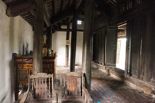 Tất cả gỗ của ngôi nhà này đều bằng lim. Trên các văng, kèo, li tô được chạm khắc nhiều chữ nho, hình rồng.