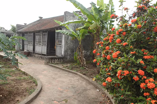 Dù đã nhuộm màu thời gian nhưng ngôi nhà cổ vẫn giữ được nét cổ kính của gia đoạn 1940 – 1945. Người dựng ngôi nhà này chính là cụ Cựu Hanh, một lái buôn giàu có nổi tiếng khắp vùng nam đồng bằng Sông Hồng lúc bấy giờ. Cụ đã thuê một tốp thợ mộc hơn 20 người ở phủ Lý Nhân làm ròng rã gần 1 năm mới xong.