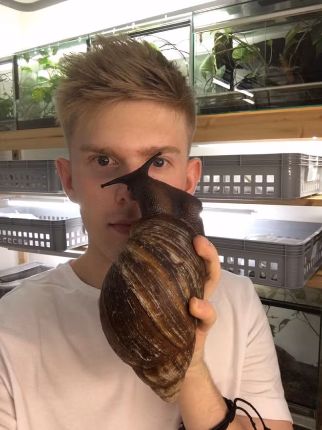 Anh chang nuoi sieu oc sen khong lo to bang ban tay lam thu cung-Hinh-2