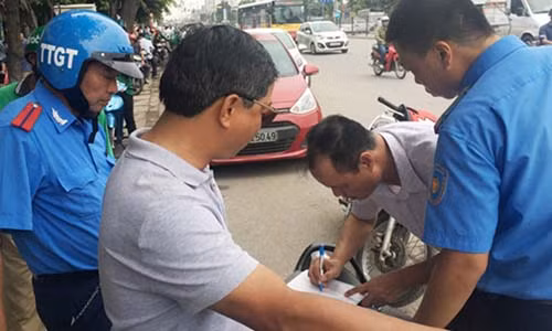 "Nhot" hang loat xe Grab, Uber vi gia danh