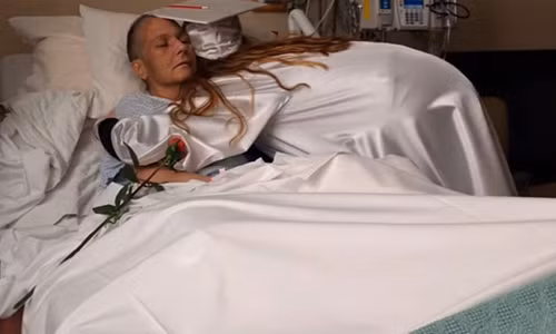 Truong My to chuc tot nghiep som cho nu sinh co me sap mat