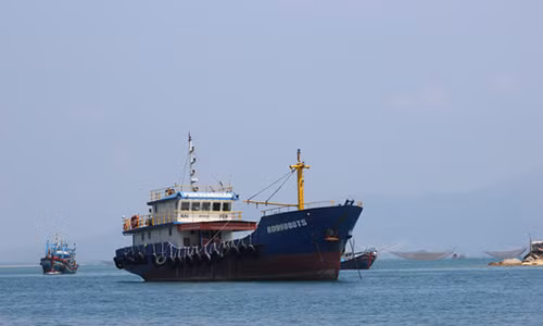 Nguoi phu nu mat tich bi an giua bien bat ngo xuat hien tren bo