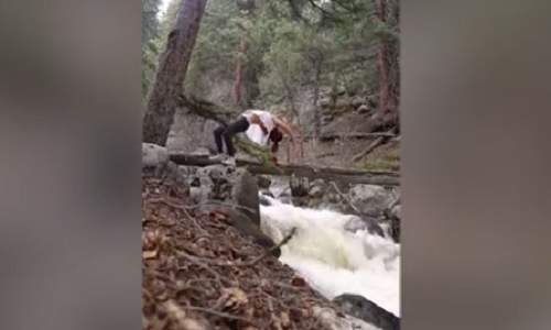 Chisa bất ngờ trượt chân ngã xuống nước. Ảnh cắt từ clip.