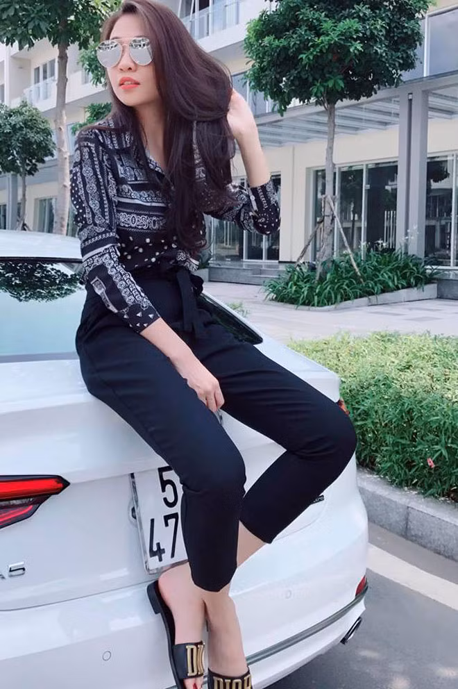 Trên trang cá nhân, Thu Trang chia sẻ cuộc sống thảnh thơi, an nhàn. Có khi cô chụp hình bên xế sang Audi tiền tỷ, có lúc diện hàng hiệu đắt tiền.