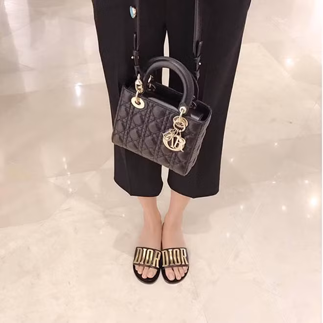 Từ túi xách đến dép đều thuộc hàng hiệu khiến nhiều người ngỡ ngàng vì sự thay đổi của Đàm Thu Trang.