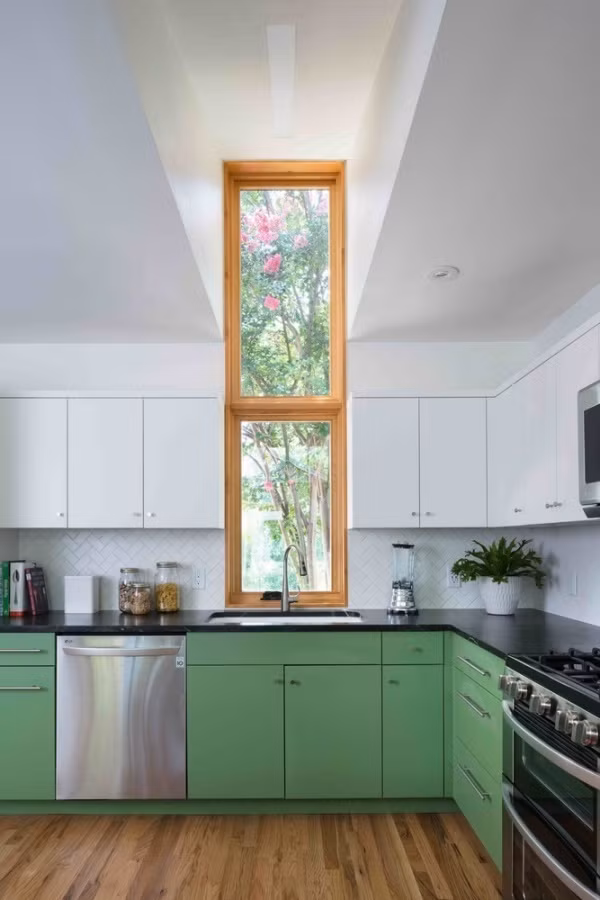 Cửa sổ được lắp đặt kính khung gỗ, tiện lợi và bắt mắt, vừa mang ánh sáng cho khu vực nấu nướng vừa tăng thêm nét đẹp gần gũi của thiên nhiên vào phòng.