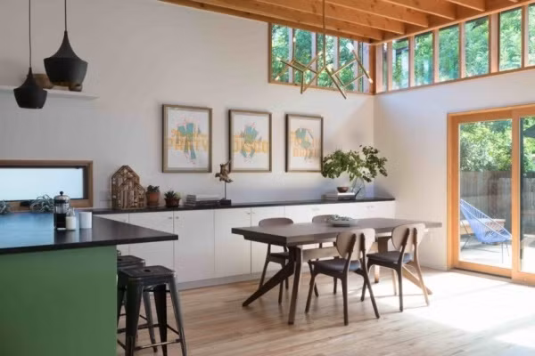 Hệ thống tủ được gắn sát tường được lựa chọn cùng tông màu trắng để giảm bớt sự chật chội cho không gian. Mặt tủ là nơi đặt đồ trang trí để tăng thêm vẻ đẹp sinh động cho góc nhỏ ăn uống hàng ngày.