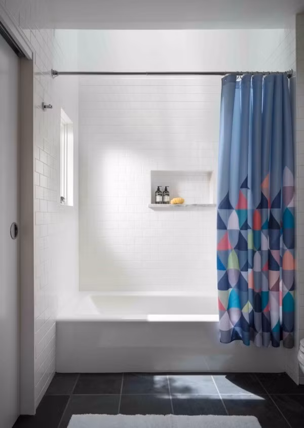 Phòng tắm được tách biệt với rèm cửa họa tiết nhiều màu tạo vẻ đẹp nổi bật cho không gian thư giãn.