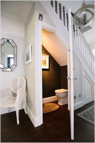 Bạn có thể thiết kế một phòng vệ sinh nhỏ dưới gầm cầu thang.