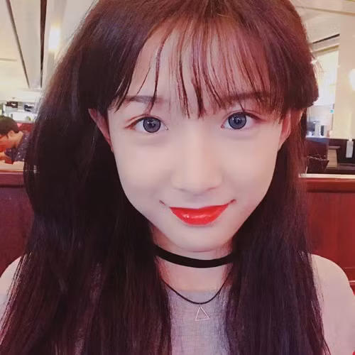 Abbily Ngụy Nương là một trong những hot girl thế hệ mới nhận được sự chú ý rất lớn của cư dân mạng Trung Quốc. Tuy không có vòng một bốc lửa nhưng bù lại Abbily có khuôn mặt xinh đẹp, mái tóc dài óng ả rất giống như các thần tượng Hàn Quốc. Mặc dù chỉ mới 15 tuổi nhưng đôi chân dài thon thả của Abbily đã khiến rất nhiều người mơ ước.