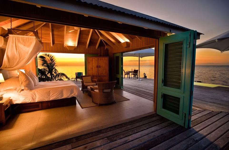 Cayo Espanto là một khu nghỉ mát sang trọng gồm bốn hòn đảo mà những người nổi tiếng như Brad Pitt và Tiger Woods là khách hàng quen thuộc.