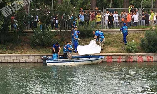 Bo khoc nghen khi chung kien con trai nhay song tu tu