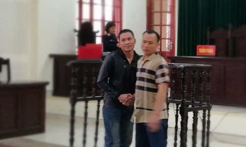 Bị cáo Quỳnh (phải) và Hà bắt tay nhau sau khi được tuyên giảm án phạt tù.