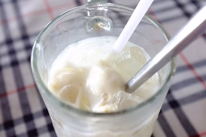 Ngoài ra, ca cao tươi còn có thể dầm với các loại hoa quả khác như: Lê, táo, thanh long, dưa hấu với sữa tạo nên một đố uống rất ngon.